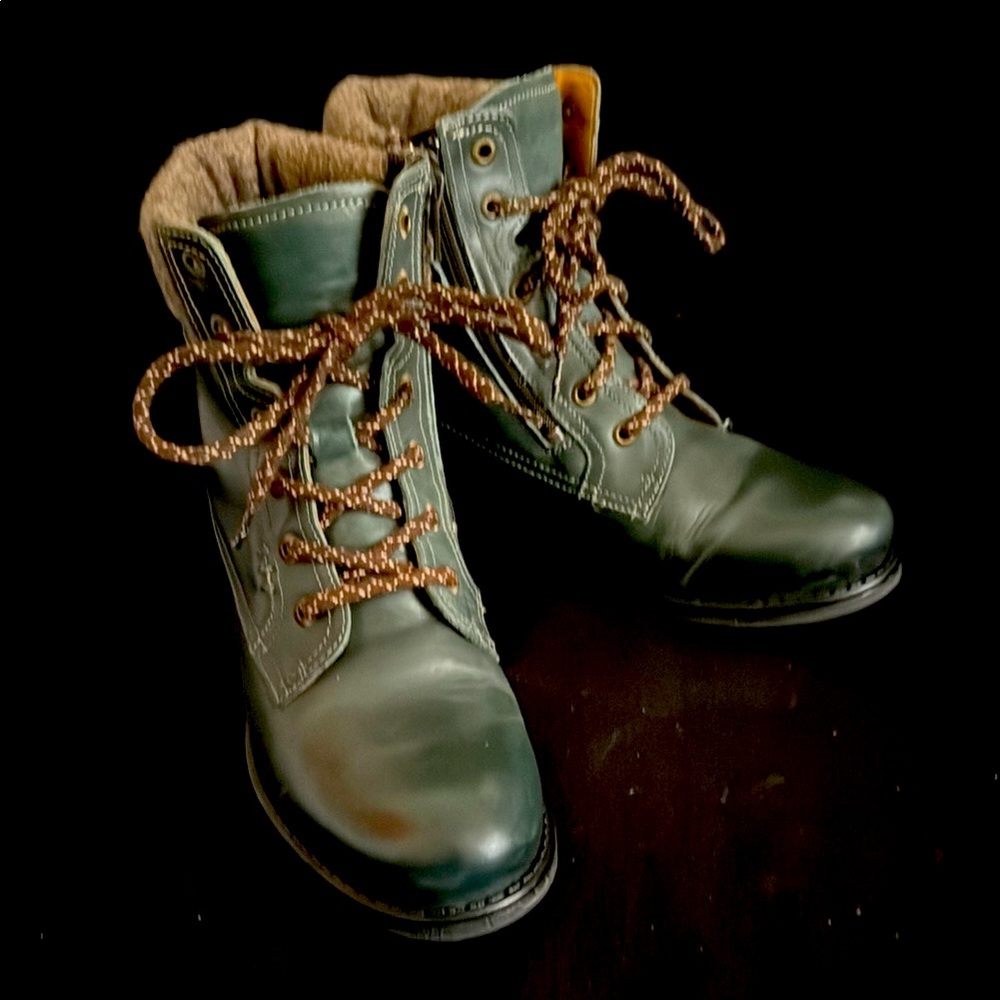 Taos Footwear Green Leather Combat Boots with Brown Laces